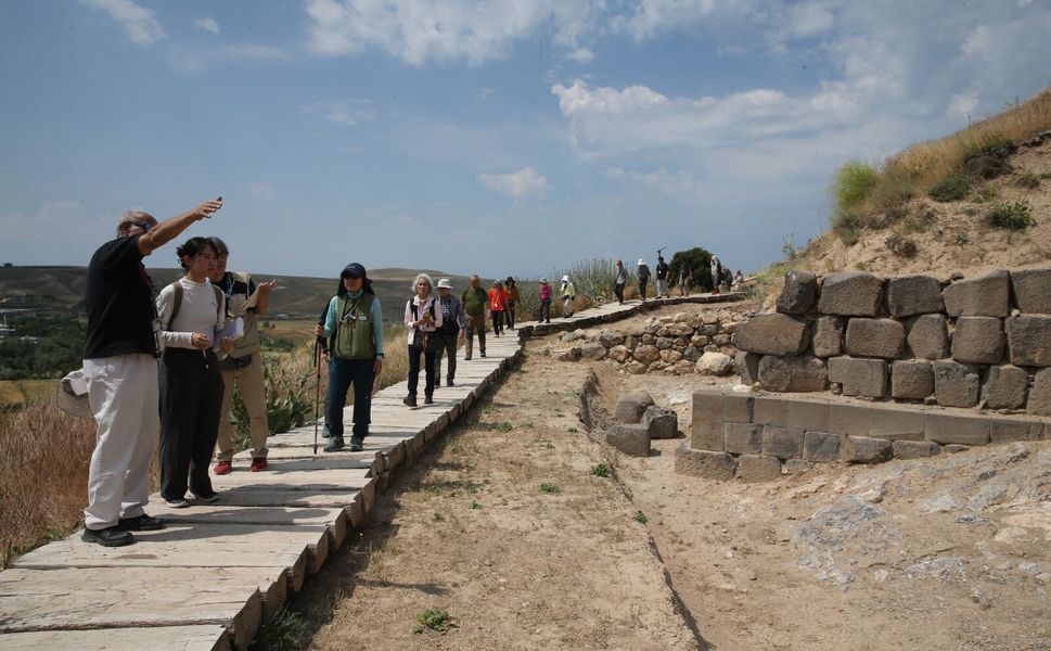 Van'daki Ayanis Kalesi yabancı turistlerin gözdesi oldu