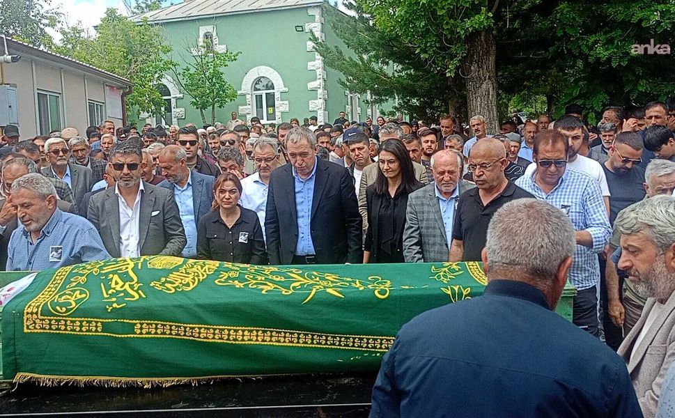 Tuncer Bakırhan, hayatını kaybeden yeğeninin cenazesine Kars'ta katıldı