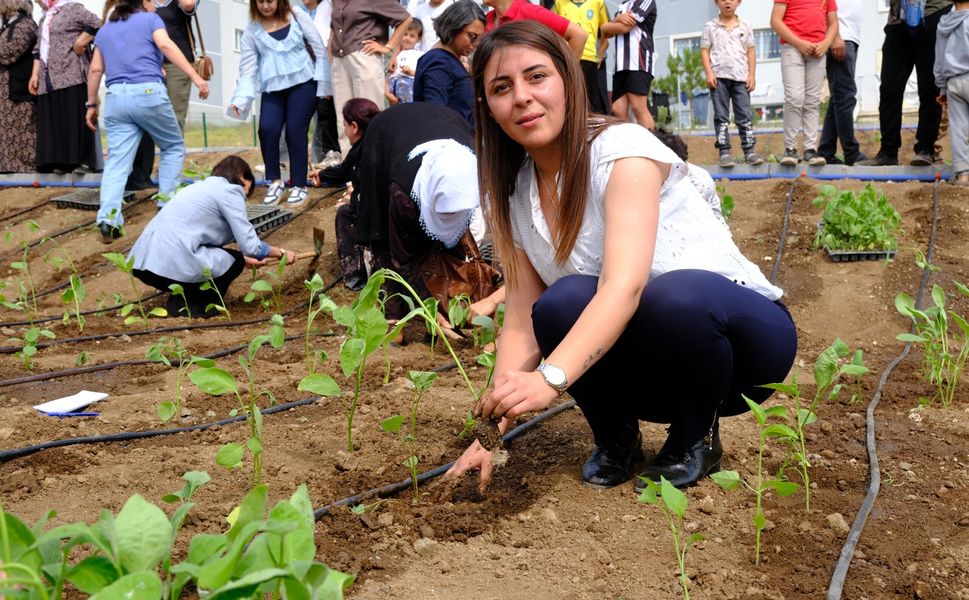 İpekyolu Belediyesi kentin en büyük kadın kent bostanını hizmete açtı