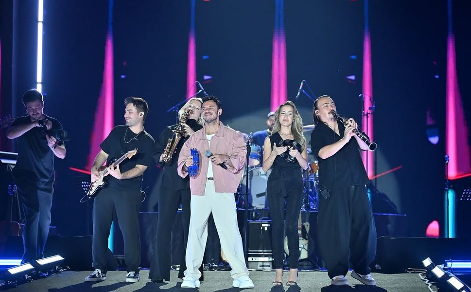 Şarkıcı Buray Van'da konser verdi