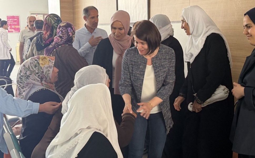DEM Parti Van heyetinden hastalara moral ziyareti