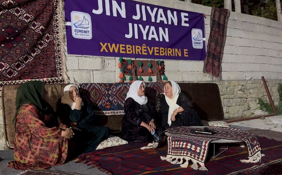 Edremit'te kadınlar dengbêj kültürünü yaşatmak için bir araya geldi