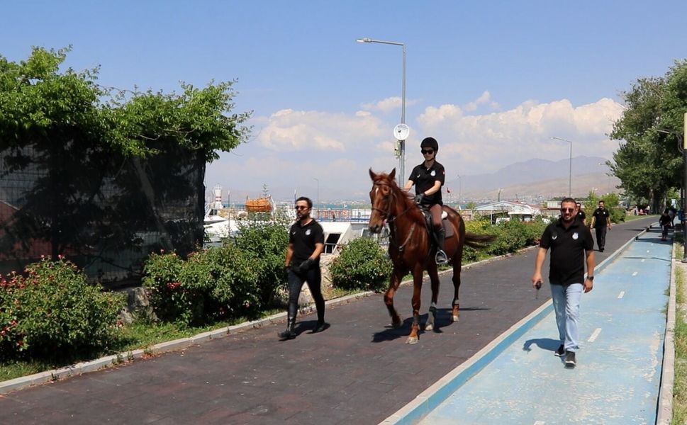 Edremit'te kadın atlı zabıtalar göreve başladı