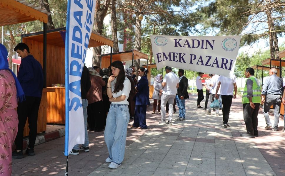 Erciş'te kadınların el emeği ürünleri pazarda satışa sunuluyor