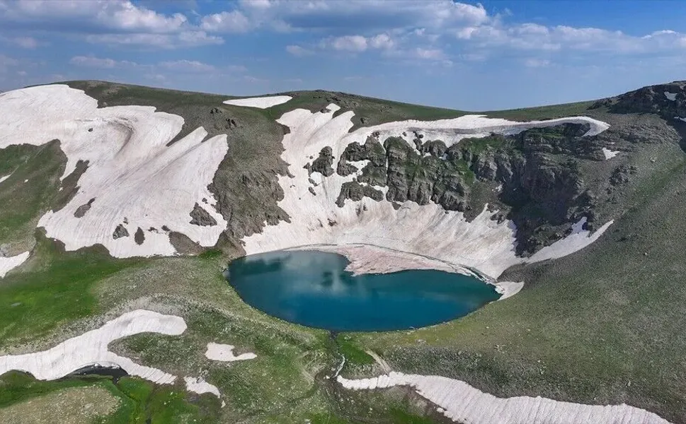 Van, Hakkari ve Şırnak sınırındaki Faraşin Yaylası doğaseverleri ağırlıyor