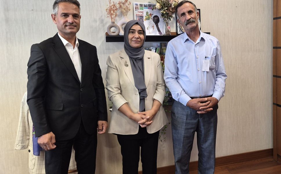 DEM Parti Van Milletvekili Gülderen Varlı, Erciş Hostakar Mahallesi sakinlerini TBMM'de ağırladı