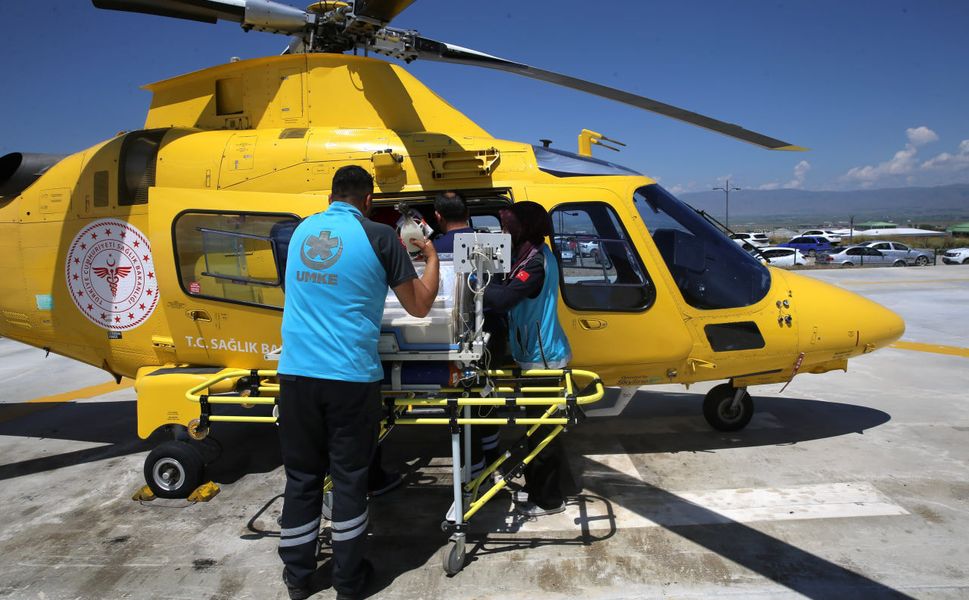 Iğdır'da beyin kanaması geçiren yenidoğan bebeğe hava ambulansıyla nakil