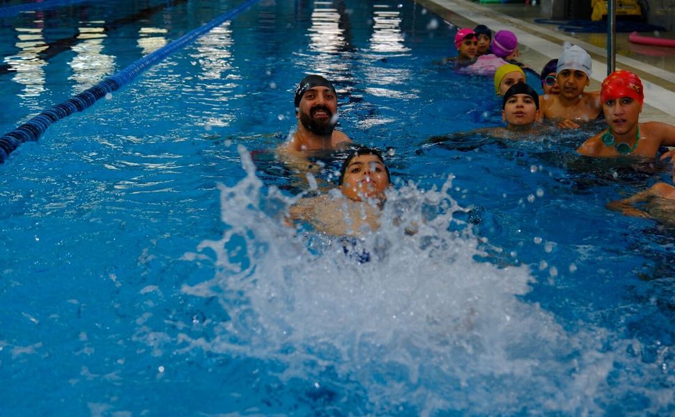 İpekyolu Belediyesi'nden çocuklara ücretsiz yüzme kursu