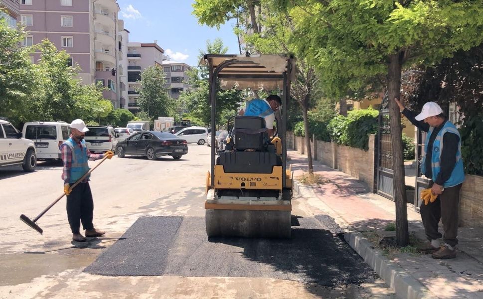 İpekyolu Belediyesi dört mahallede yol çalışmalarını sürdürüyor