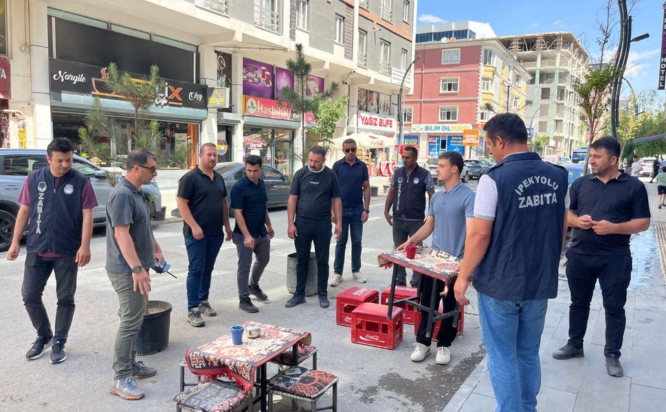 İpekyolu'nda işletmeler denetlendi, kaldırımlarda bulunan malzemeler kaldırıldı
