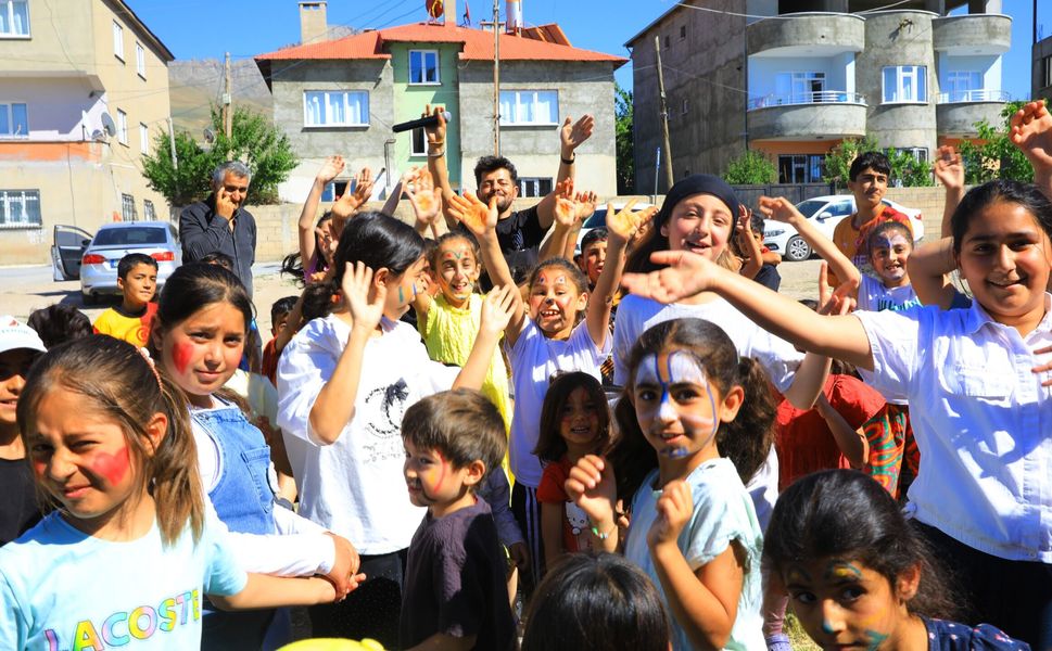 İpekyolu'nda yaz şenlikleri coşkusu sürüyor: Yüzlerce çocuk bir araya geldi