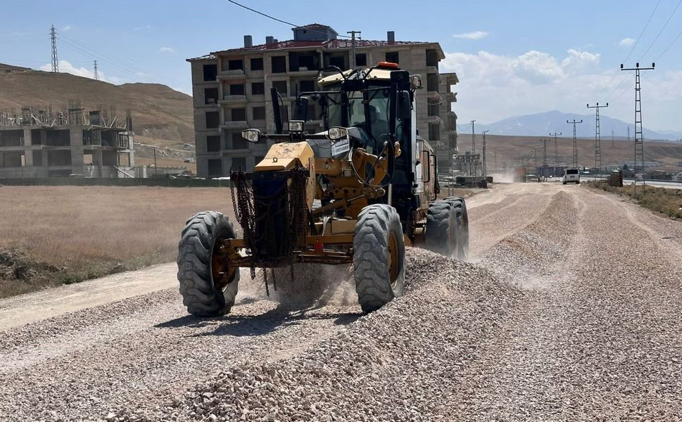 Van Edremit Belediyesi Kavurma Mahallesi'nde yol iyileştirme çalışmalarını sürdürüyor