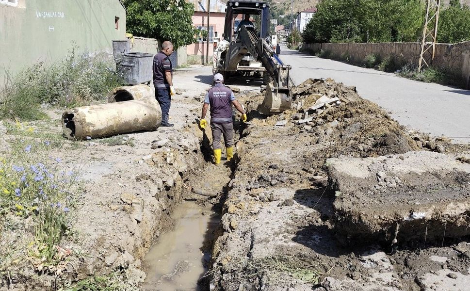 Başkale Belediyesi'nden yol geçişlerinde büz boru çalışması
