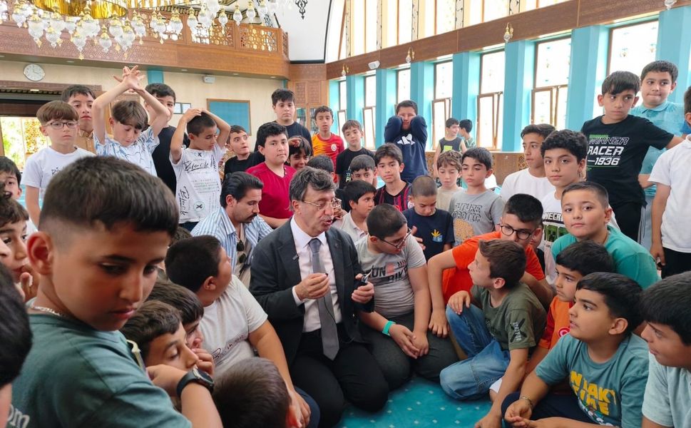 Van Milletvekili Türkmenoğlu Kur'an kursu öğrencileriyle bir araya geldi