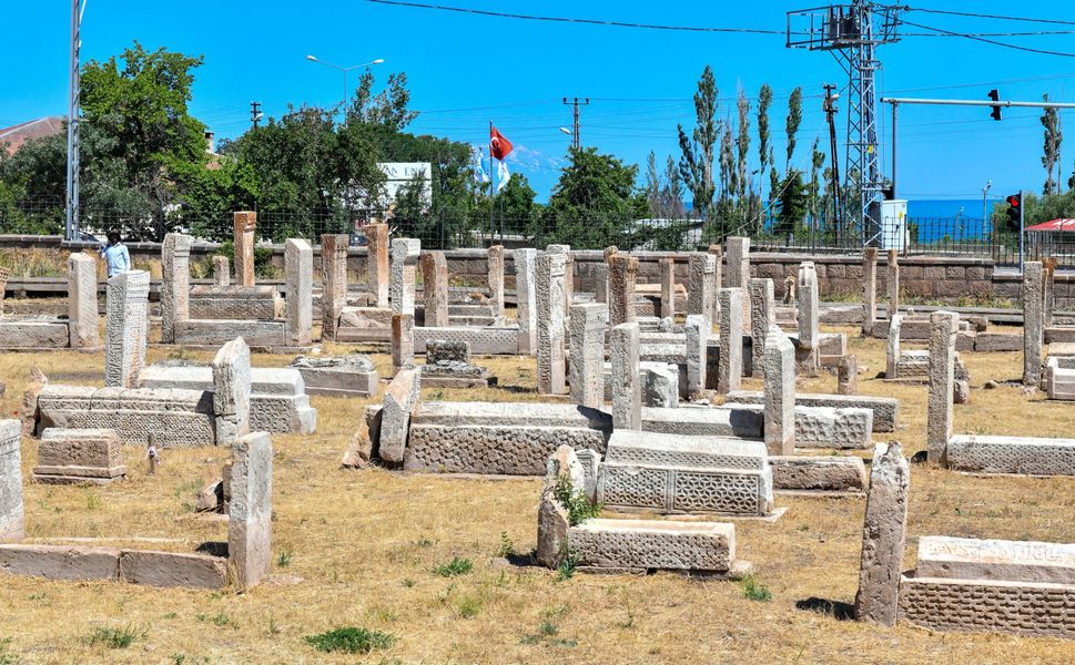 Gevaş'taki tarihi Selçuklu Mezarlığı'nda restorasyon çalışmaları sürüyor