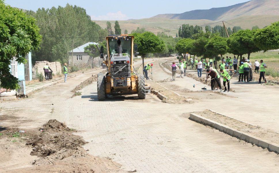 Özalp Belediyesi'nden Sağmalı Mahallesi'nde kolektif temizlik çalışması