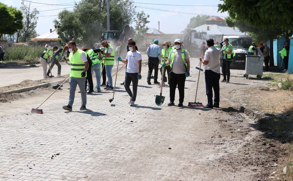 Özalp Belediyesi'nden mahallelerde temizlik mesaisi