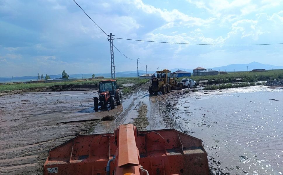 Özalp'ta sel nedeniyle kapanan yollar yeniden ulaşıma açıldı