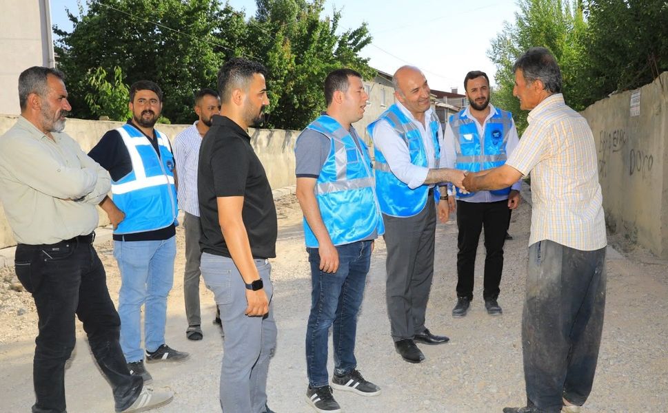 Tahir Şapkacı Şafak Mahallesi'nde incelemelerde bulundu: İpekyolu'nda yol çalışmaları sürüyor