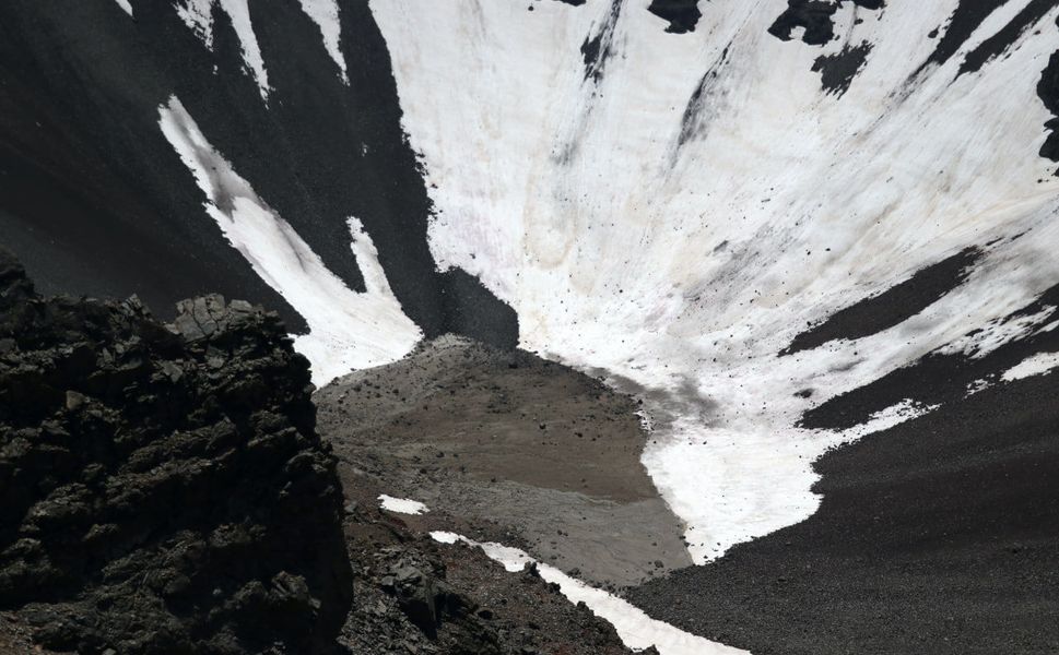 Van sınırındaki Tendürek Dağı'nın krater gölü turizme kazandırılmayı bekliyor
