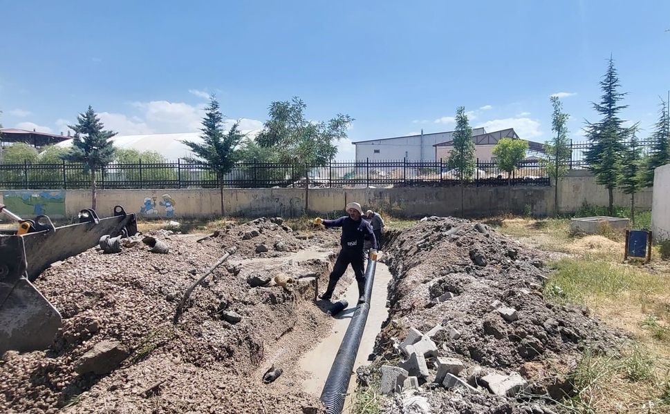 TESKOMB İlkokulu'nun bahçesi yenileniyor: Parke taşı ve drenaj çalışması başladı