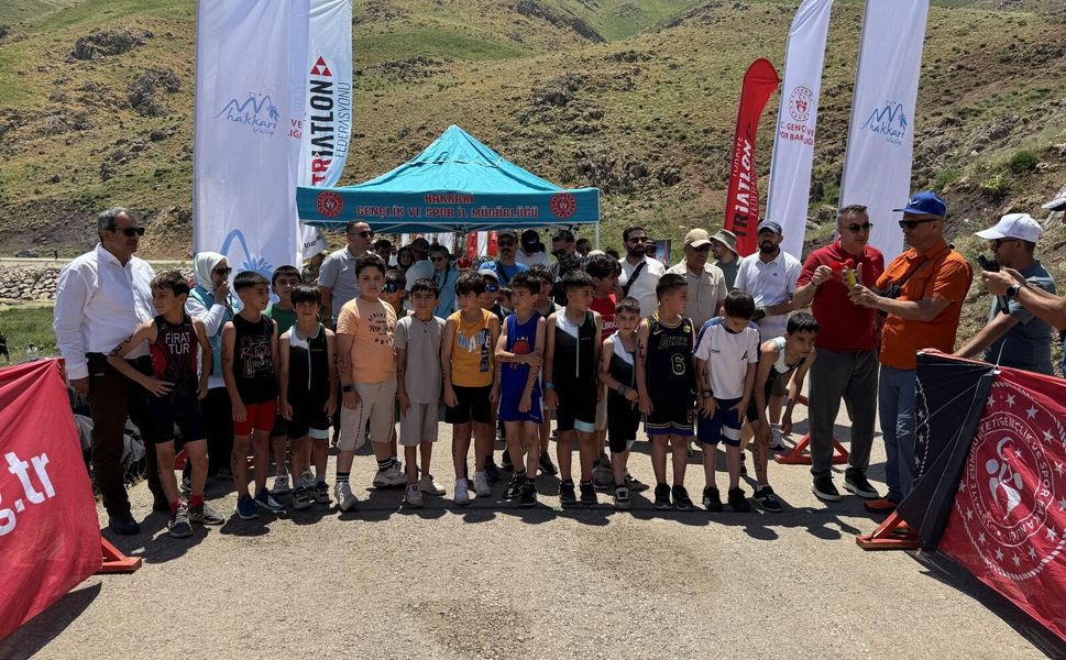 Hakkari'de Bölgesel Triatlon Ligi Duatlon yarışı yapıldı: Yüksekova'da 190 sporcu olimpiyat hedefiyle pedal çevirip koşt