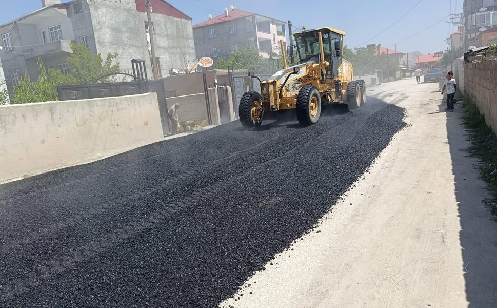 Edremit Belediyesi Süphan Mahallesi'nde asfalt yama çalışmalarını sürdürüyor