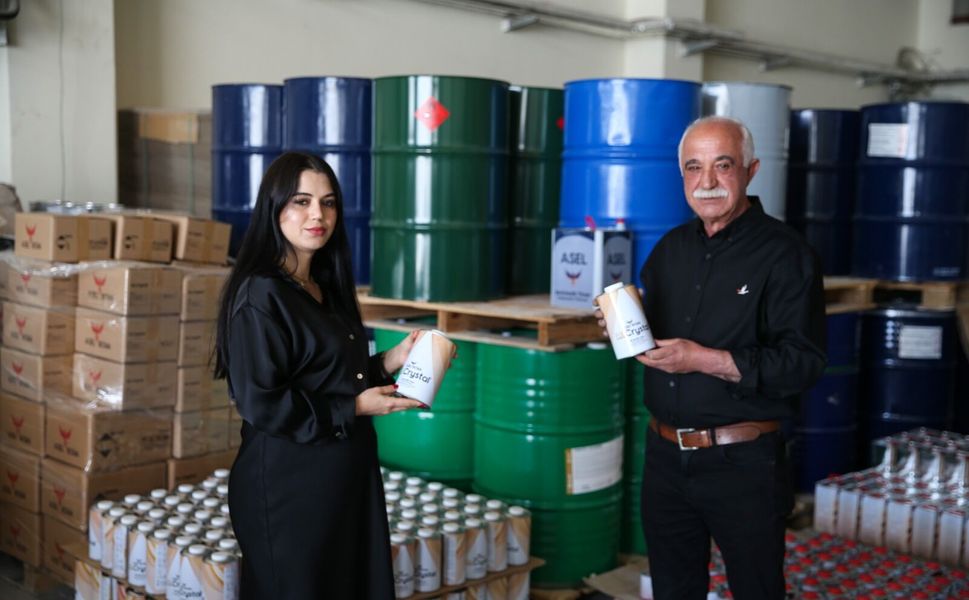 Van'da baba-kızın kurduğu boya fabrikası dünyaya açıldı