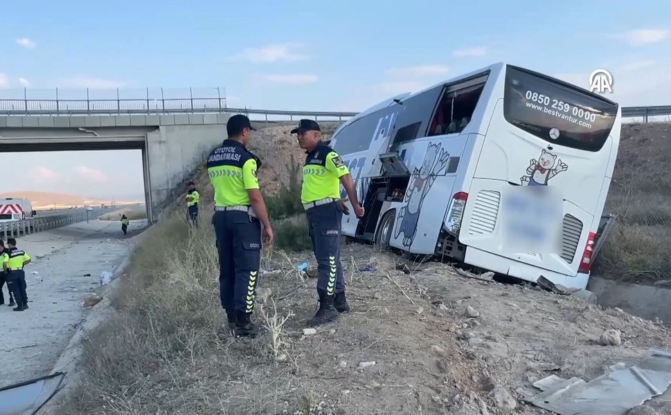 Van firmasına ait yolcu otobüsü kaza yaptı: 44 yaralı
