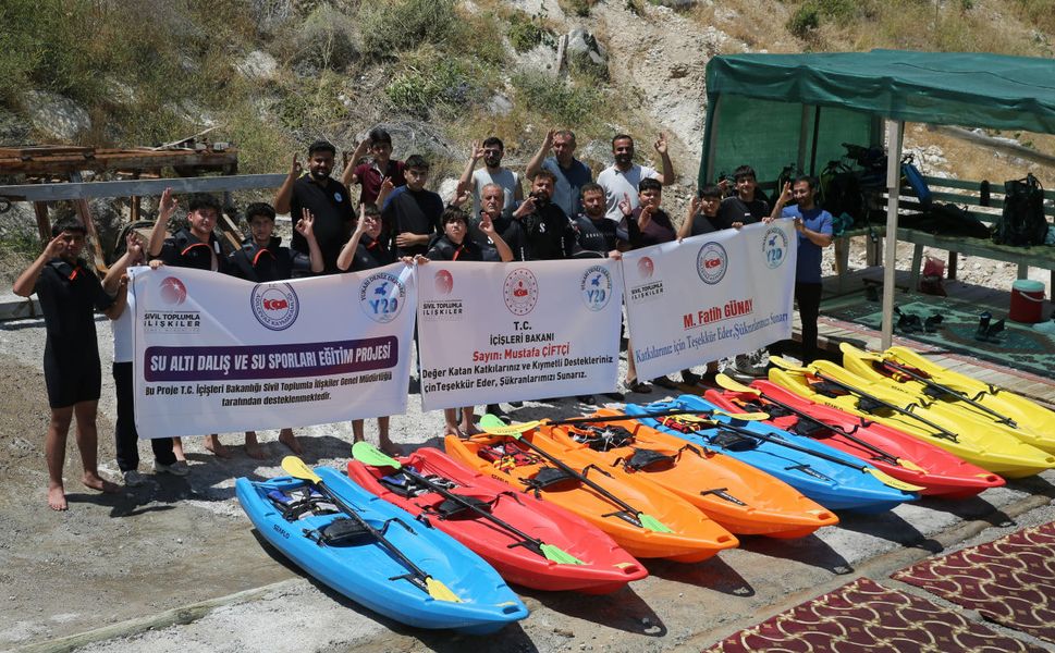 Van Gölü'nde öğrenciler su altını keşfetti: Mikrobiyalitler, tarihi kalıntılar ve inci kefalleriyle buluştular