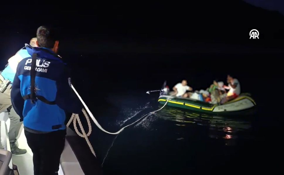 Van Gölü'nde korku dolu anlar! Botta mahsur kalan 7 kişi kurtarıldı