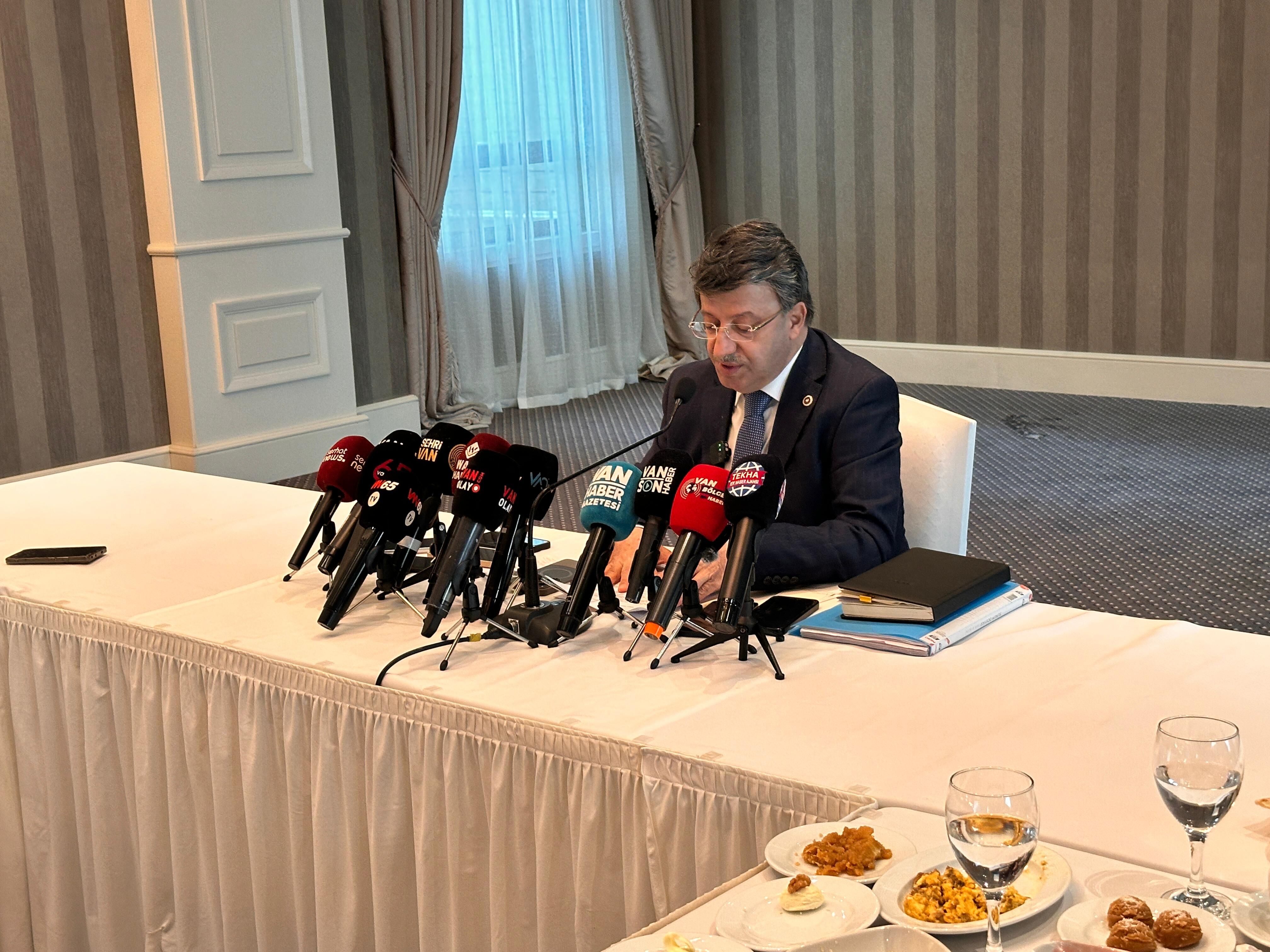 Kayhan Türkmenoğlu1