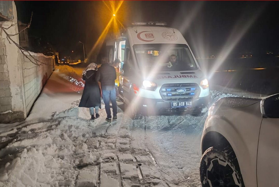 Van Büyükşehi̇r Beledi̇yesi̇ Karda Mahsur Kalanlar 3