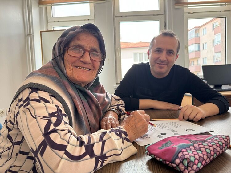 Yarım Kalan Okul Hayalini 80 Yaşında Gerçekleştirdi (3)