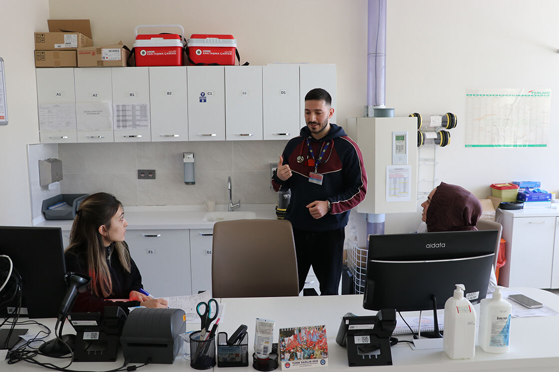 Anne, Baba Ve 3 Çocukları Aynı Hastanede Görev Yapıyor (2)