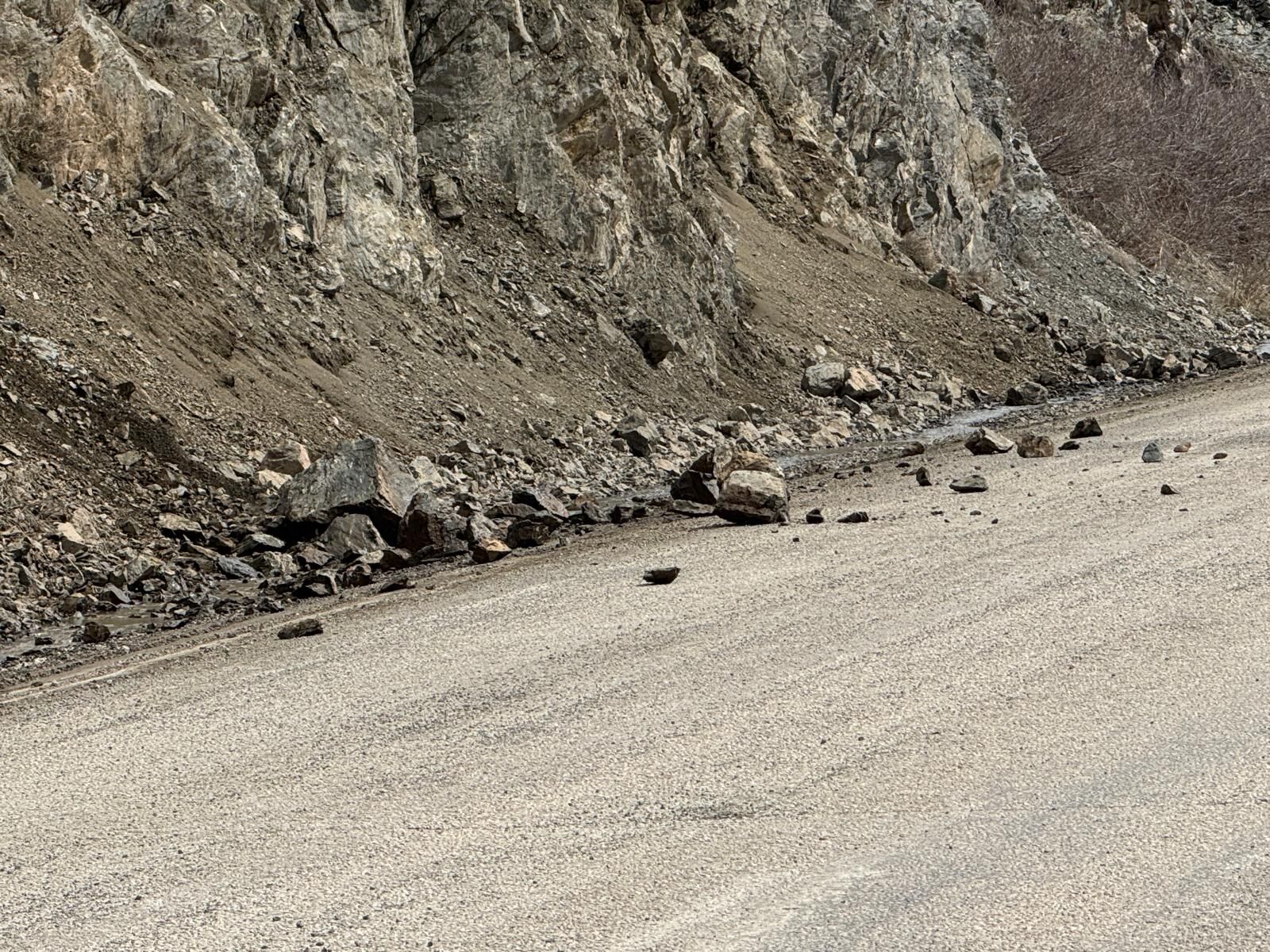 Dağcılar, Tehlikeli Kayaları Güvenli Şekilde Düşürüyor (1)