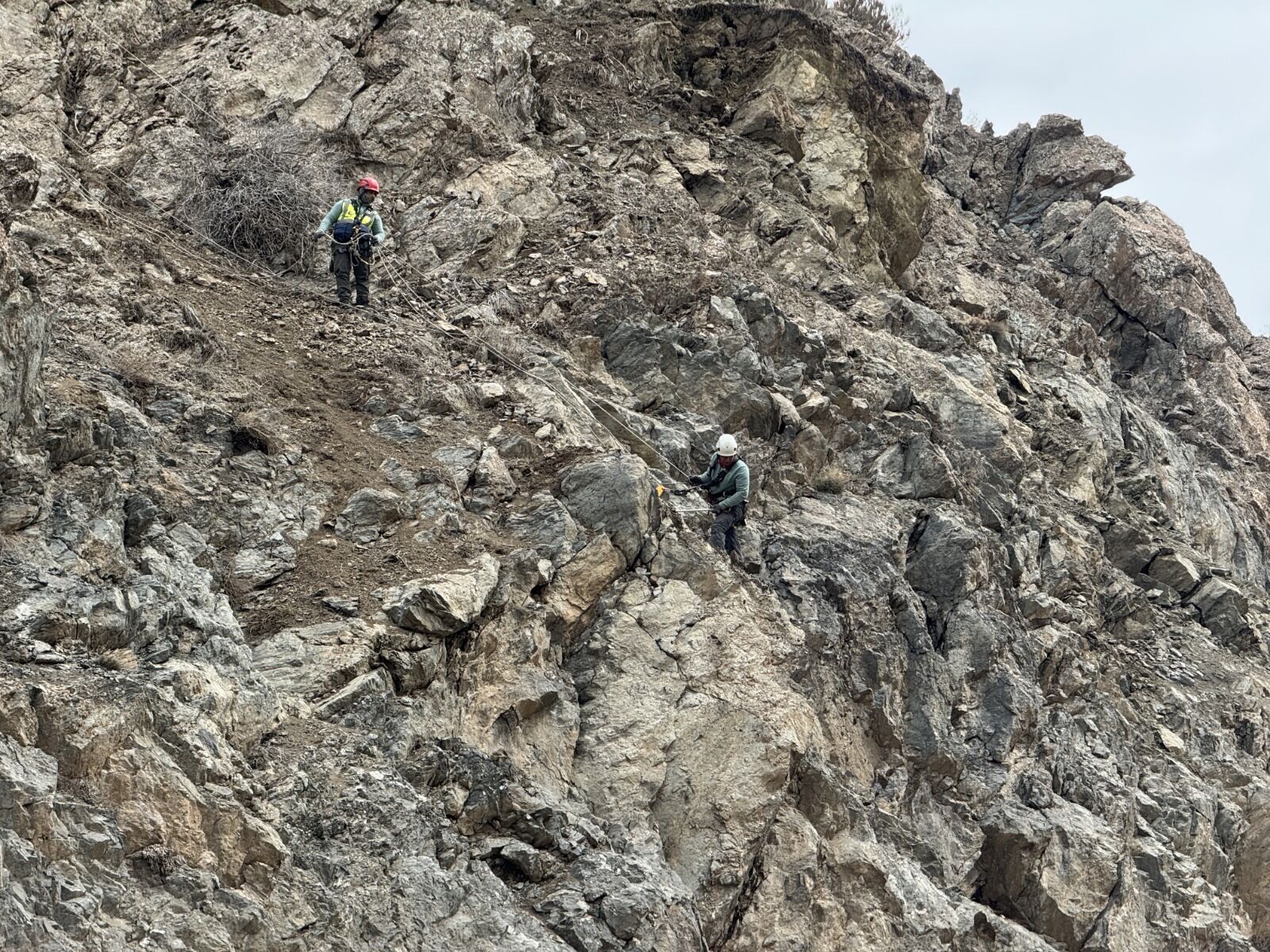 Dağcılar, Tehlikeli Kayaları Güvenli Şekilde Düşürüyor (3)