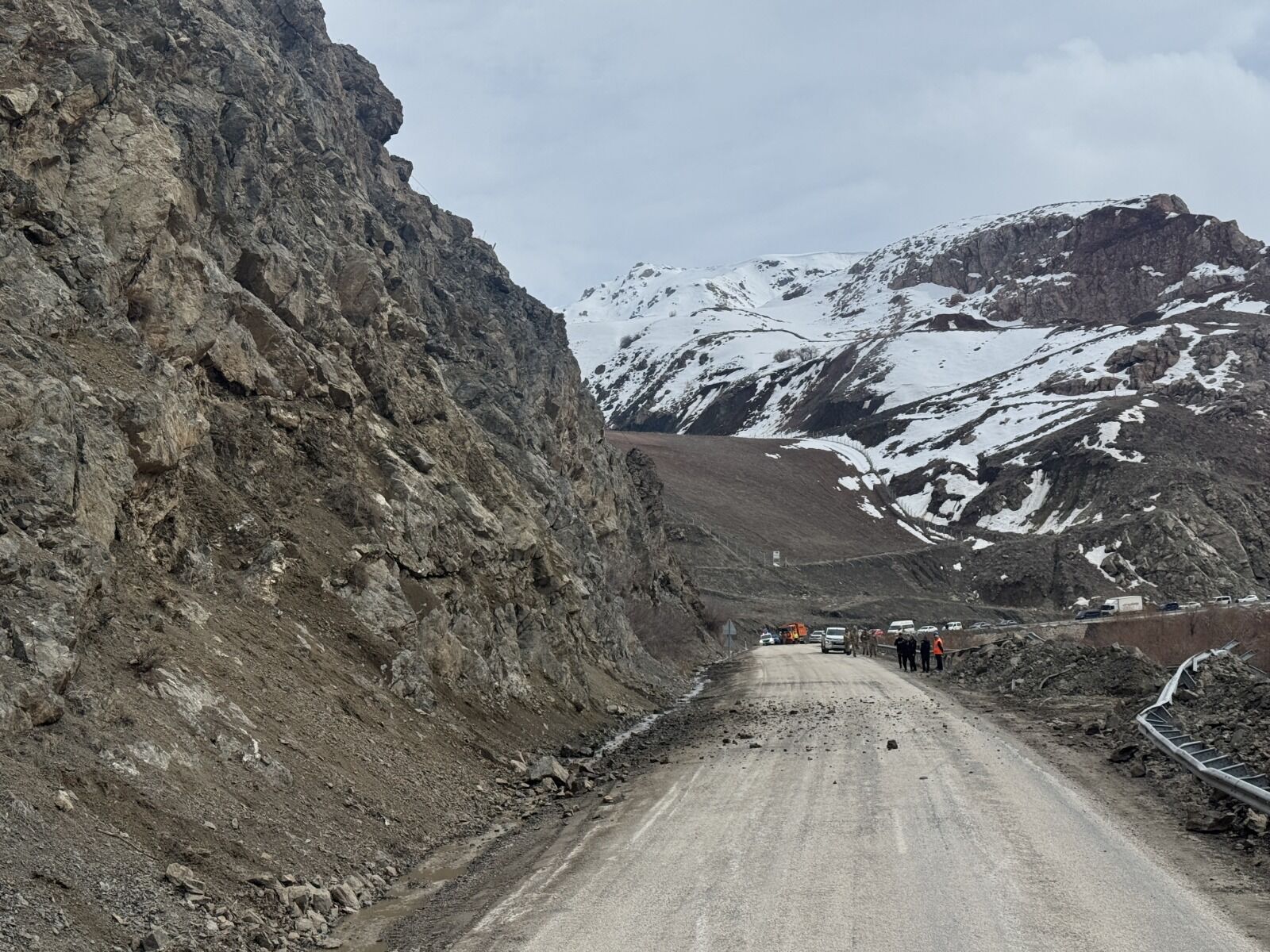 Dağcılar, Tehlikeli Kayaları Güvenli Şekilde Düşürüyor (4)