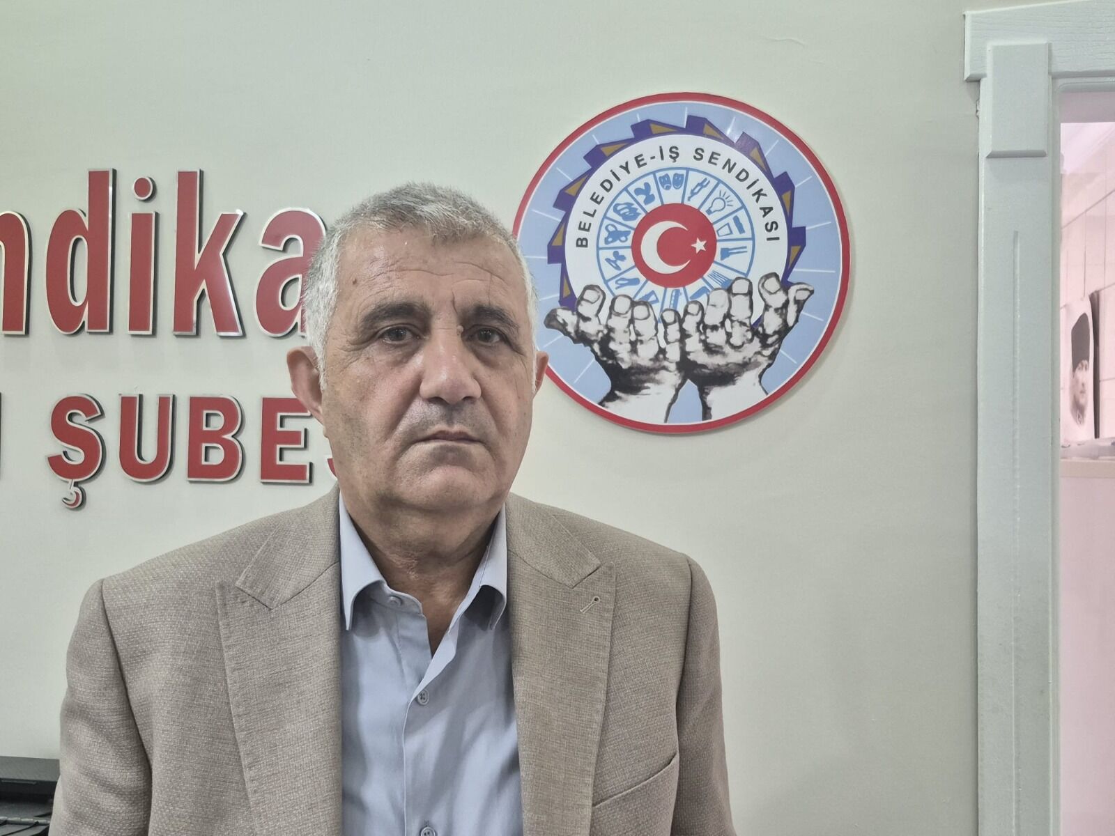E M İ N Y E Ş İ L O V A