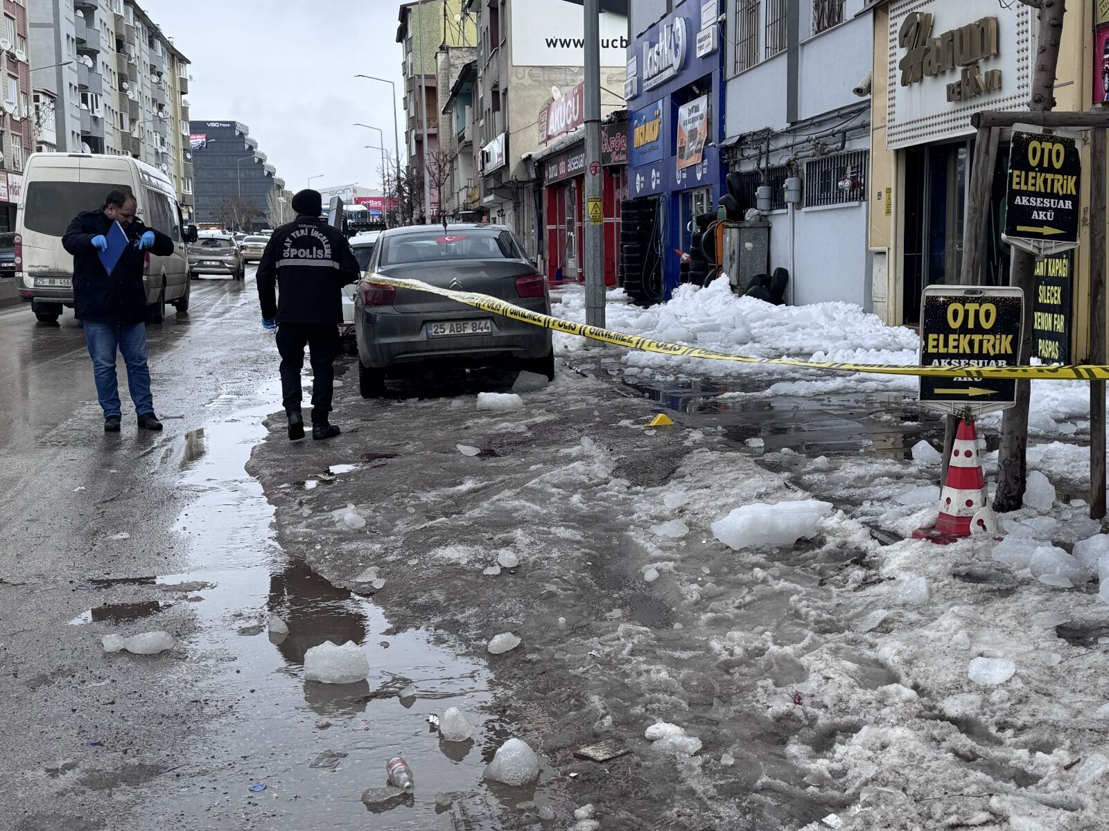 Erzurum'da Çatıdan Üzerine Kar Ve Buz Kütleleri Düşen Kişi Ağır Yaralandı 2