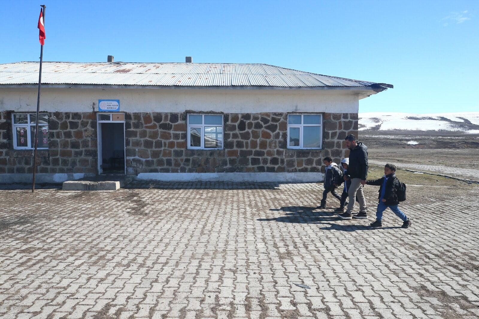 Muş'un Bulanık Ilçesine Bağlı Kılindor Mezrasındaki Okulda Görev Yapan Hüseyin Koşuncu (4)