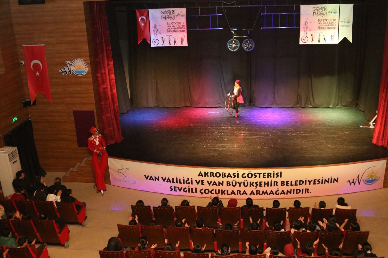 Van’da Akrobasi Gösterileri Yüzlerce Okula Ulaştı (1)