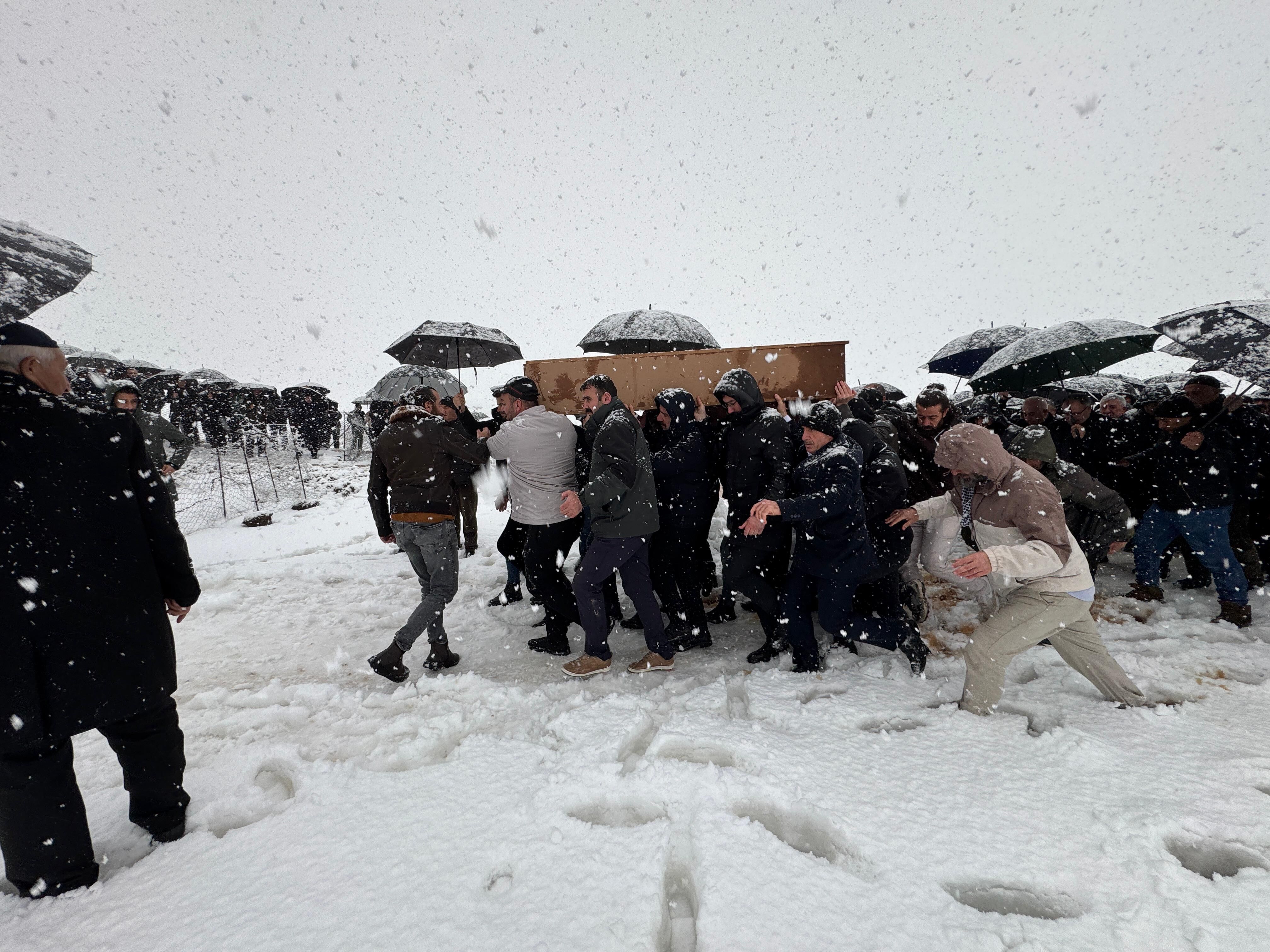 Van’daki Kazada Hayatını Kaybeden Ailenin Cenazeleri Hakkari’de Defnedildi (2)