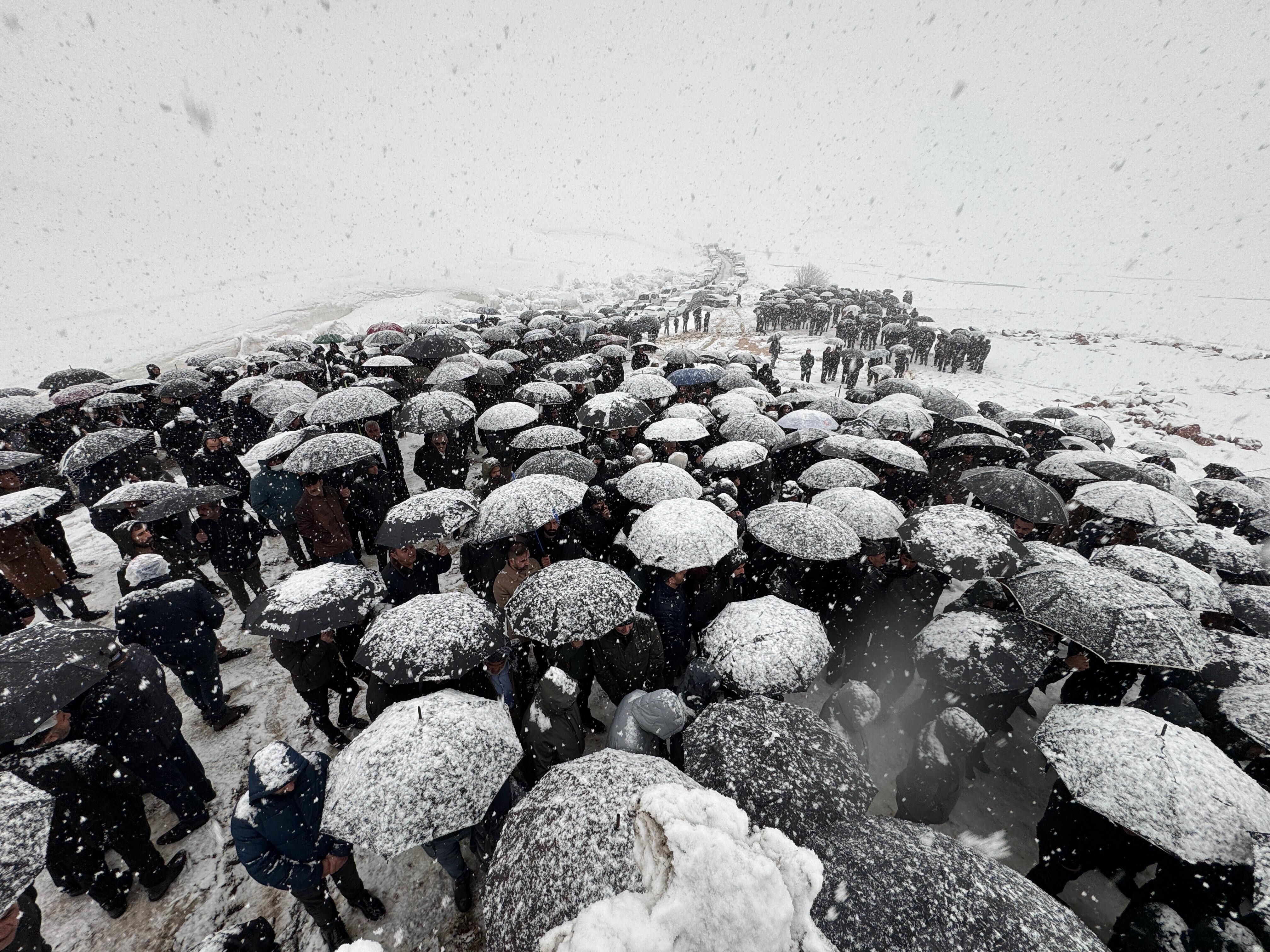 Van’daki Kazada Hayatını Kaybeden Ailenin Cenazeleri Hakkari’de Defnedildi (3)