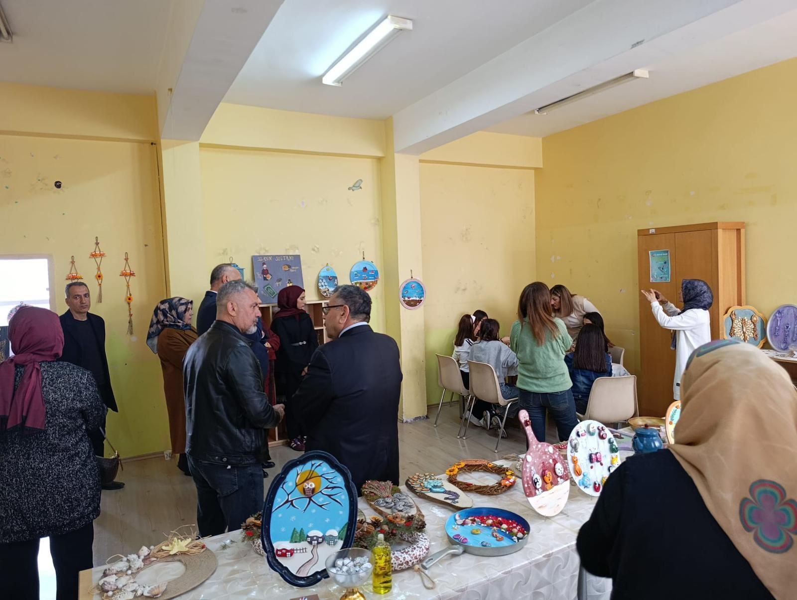Vanlı Öğrencilerden “Atıktan Sanata” Sergisi (1)