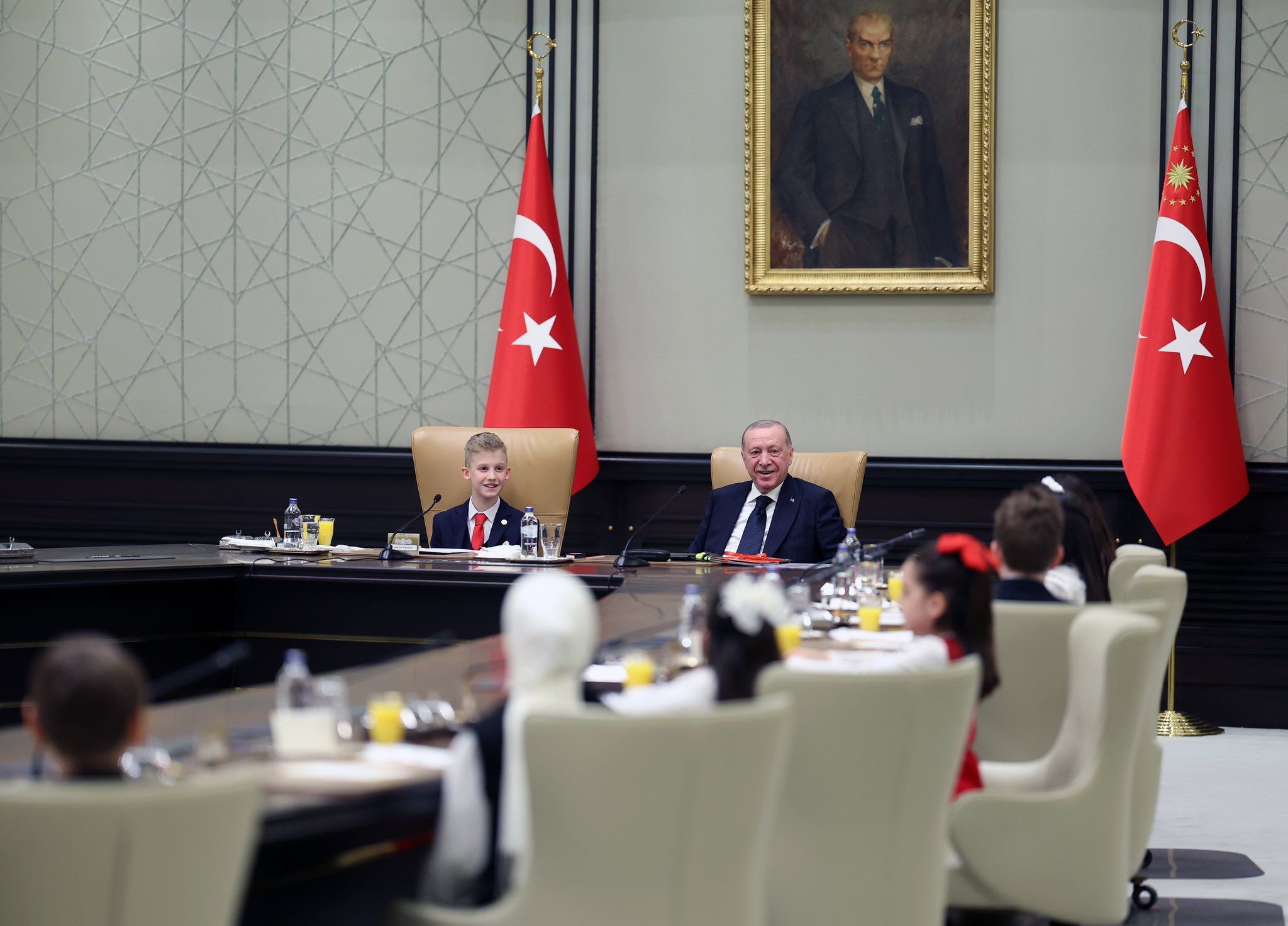 Cumhurbaşkanı Erdoğan, 23 Nisan Kapsamında Cumhurbaşkanlığı Külliyesi’nde Çocuklarla Bir Araya Geldi (3)