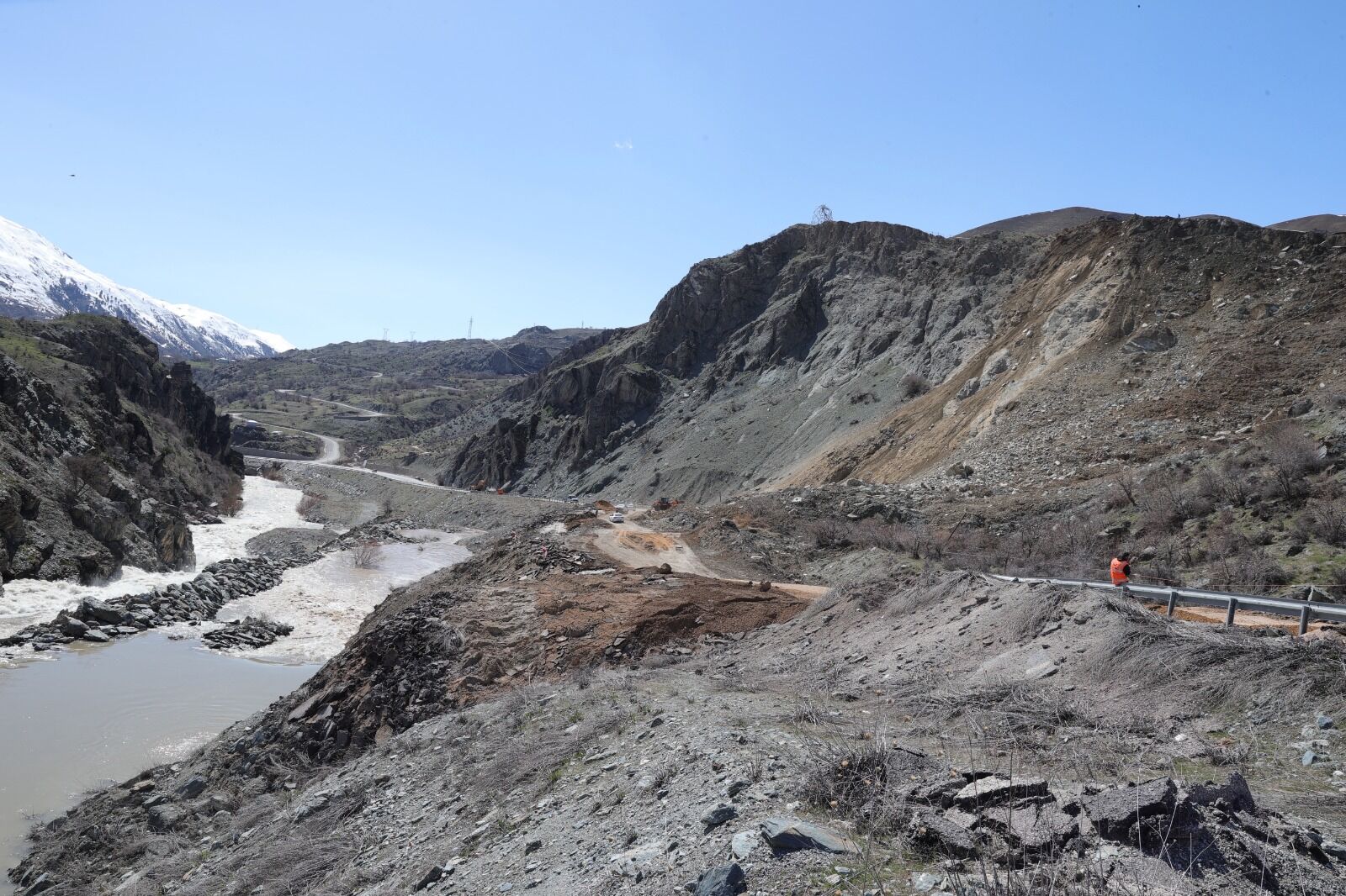 Hakkari Van Kara Yolundaki Heyelan (2)