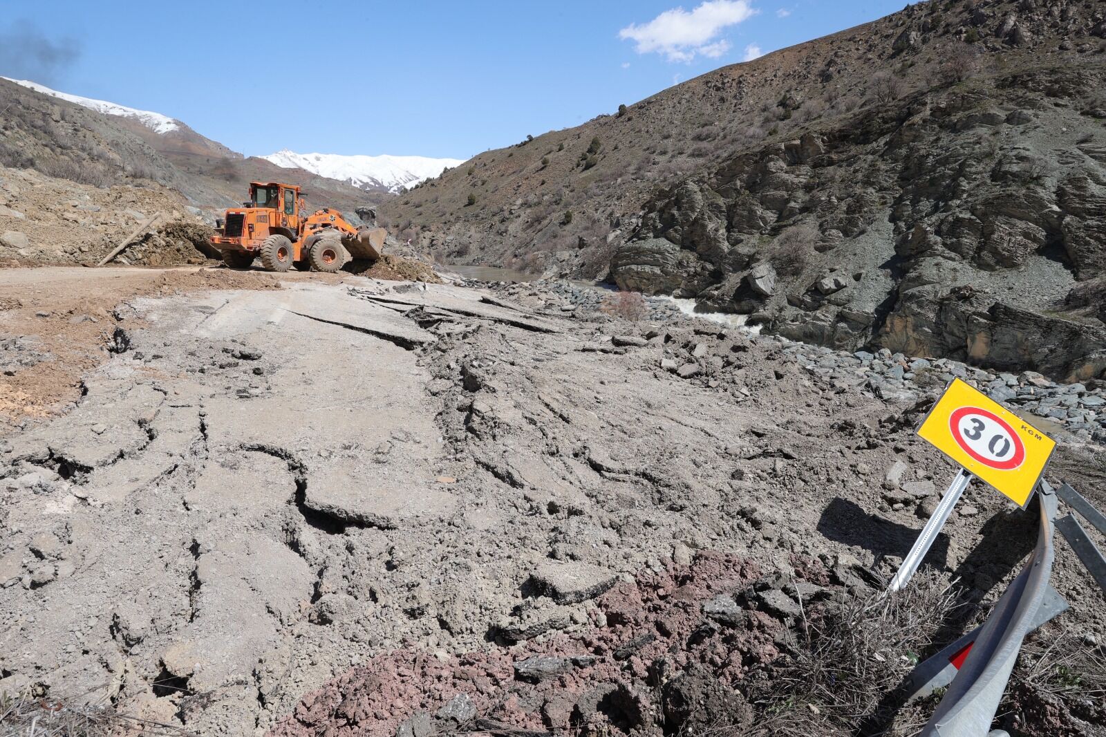 Hakkari Van Kara Yolundaki Heyelan (3)