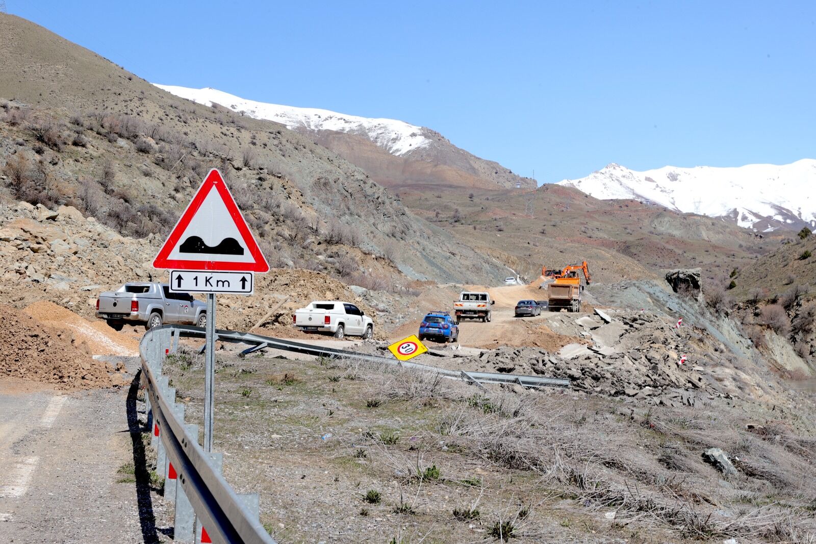 Hakkari Van Kara Yolundaki Heyelan (4)