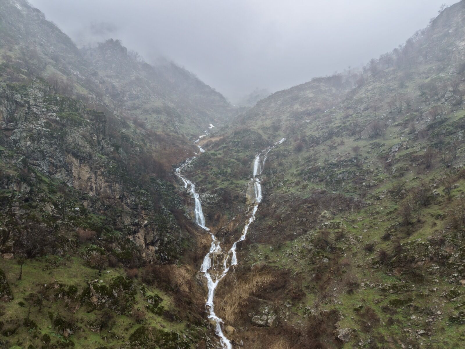 Hakkari’de Şelaleler Coştu Doğa Yeniden Canlandı (1)
